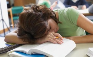 adolescente-dormindo-na-aula