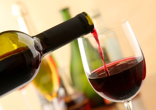 O consumo moderado de vinho tinto pode diminuir o nível de gorduras ruins no sangue. Foto: Shutterstock