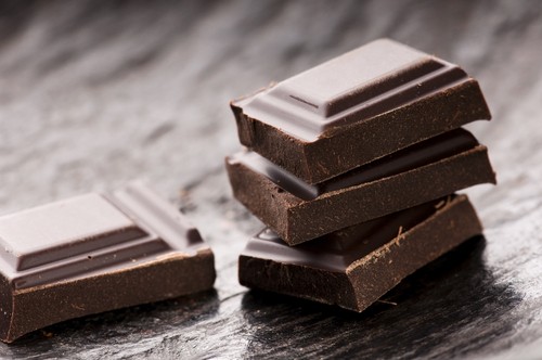 O consumo de chocolates com alto teor de cacau proporciona aumento das lipoproteínas boas. Foto: Shutterstock