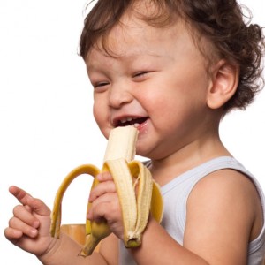 Criança-comendo-banana