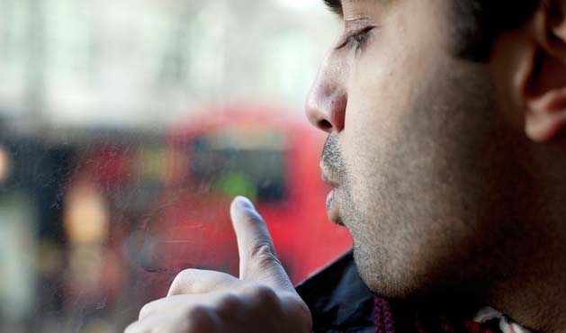 Homem soprando o vidro do ônibus - Foto: Getty Images