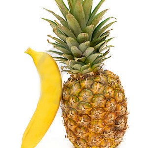 banana-e-abacaxi-em-um-fundo-branco-22717591