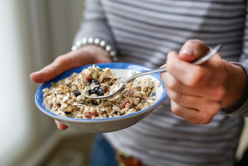 Alimentar-se em intervalos pequenos de tempo ajuda a melhorar o processo de digestão. Foto: Shutterstock