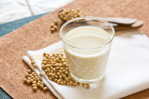O leite de soja é opção para quem tem intolerância à lactose e sofre com o problema. Foto: Shutterstock