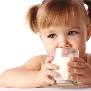 criança tomando  leite