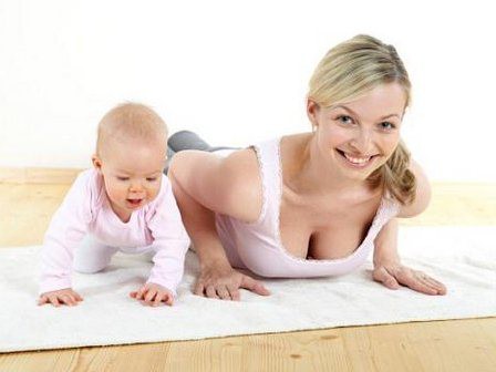 crianca-bebe-mae-exercicio-fisico-size-5981