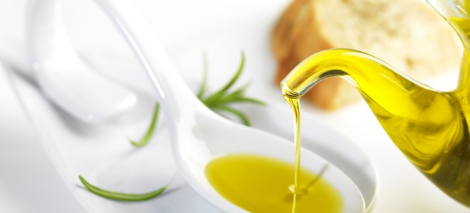 Azeite de oliva ajuda a diminuir o colesterol ruim e a elevar o bom no sangue. Foto: Shutterstock