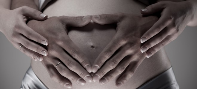 Sexo é saudável durante toda a gravidez, assim como as carícias entre o casal. Foto: Shutterstock