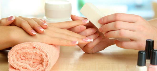 Componentes presentes no esmalte podem causar alergia em pessoas mais sensíveis. Foto: Shutterstock