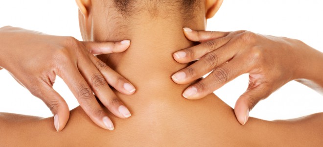 Alívio para tensões na nuca, no pescoço e nas costas está ao alcance das mãos. Foto: Shutterstock