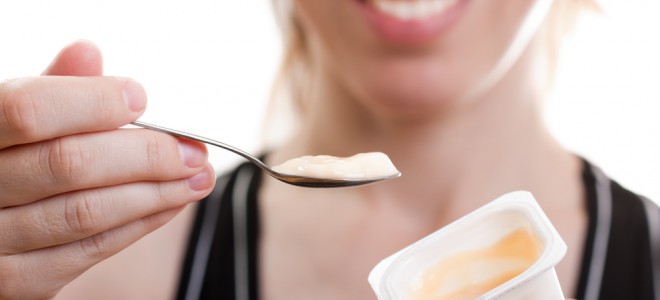Cálcio presente no iogurte diminui a contração muscular do útero durante a TPM. Foto: Shutterstock