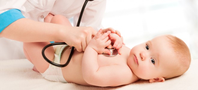 Ao se manifestar em crianças, a doença é considerada uma cardiopatia congênita. Foto: Shutterstock