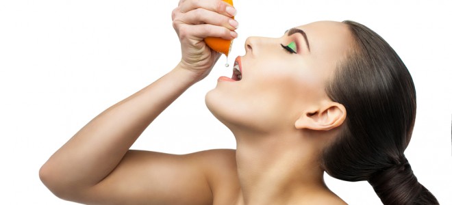 Vitamina C é bastante aplicada para clarear manchas causadas pelo sol no rosto. Foto: Shutterstock