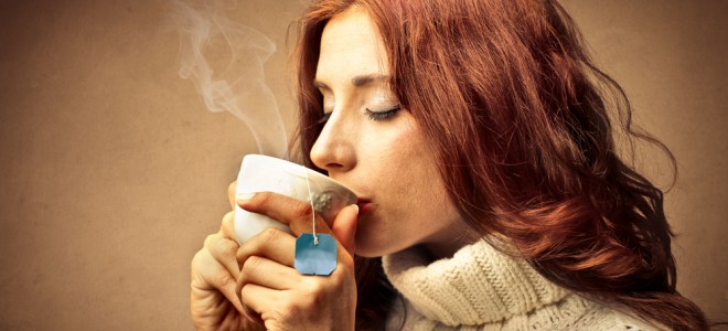 Ingerir bebidas muito quentes pode causar queimaduras bucais e provocar dor. Foto: Shutterstock