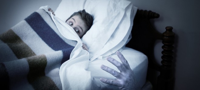 Durante o terror noturno, a criança grita, deita-se na cama e transpira muito. Foto: Shutterstock