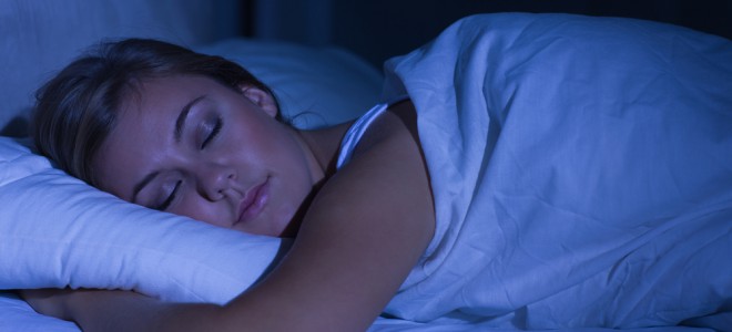 Tomar leite morno antes de dormir pode ajudar a ter uma boa noite de sono. Foto: Shutterstock