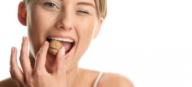 Mastigar alimentos duros sem o devido cuidado pode resultar em dente trincado. Foto: Shutterstock