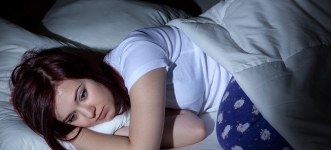Adotar bons hábitos de sono é importante para vencer os efeitos da insônia. Foto: Shutterstock