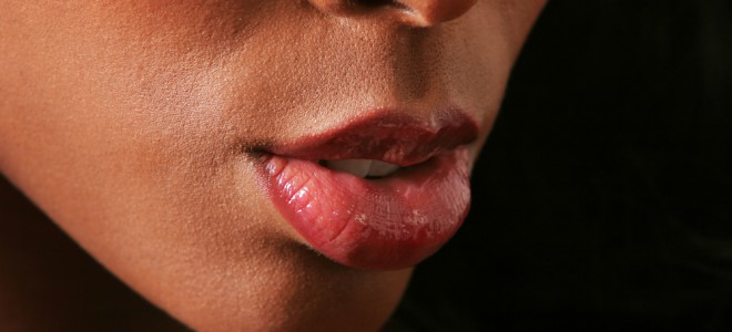 Kit de produtos de maquiagem pode garantir lábios mais carnudos com facilidade. Foto: Shutterstock