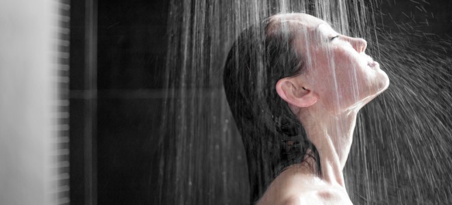 O ideal é ajustar a temperatura próxima à do corpo e ter um banho mais morno. Foto: Shutterstock