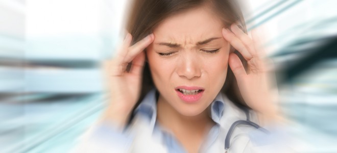 Enxaqueca se manifesta com dor de cabeça do tipo pulsátil, latejante e lateral. Foto: Shutterstock