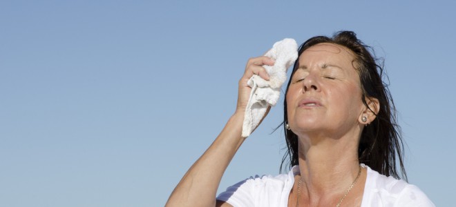 Calor da menopausa pode ser controlado com roupas leves e um ambiente fresco. Foto: Shutterstock