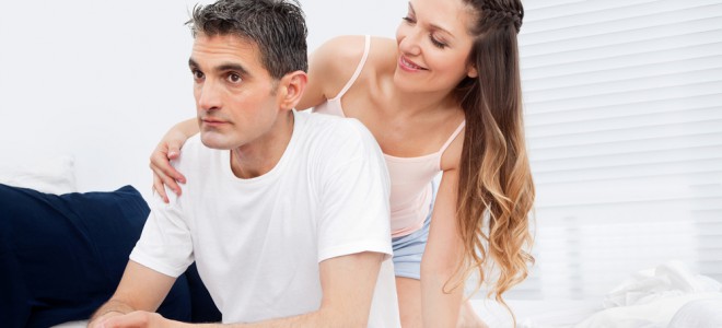 A diminuição do desejo sexual é um dos sintomas esperados para a andropausa. Foto: Shutterstock