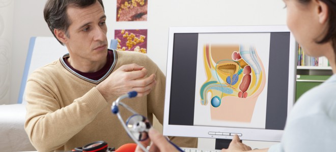 Antes de fazer a punção testicular, paciente recebe as orientações do médico. Foto: Shutterstock