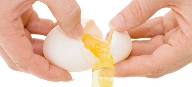 Claras de ovos podem ser aplicadas no controle de rugas no rosto e no pescoço. Foto: Shutterstock