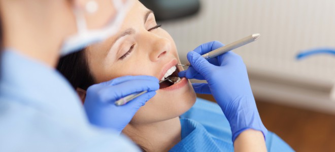 É importante manter consultas regulares ao dentista para proteger a gengiva. Foto: Shutterstock