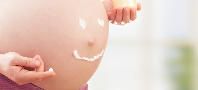 Aplicar cremes pode ajudar manter a integridade da pele e prevenir as estrias. Foto: Shutterstock