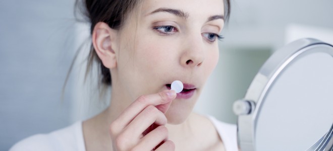 Aplicar base líquida sem olho ajuda a disfarçar o surgimento da herpes no rosto. Foto: Shutterstock