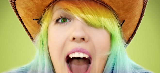 Look preferido de celebridades, Rainbow Brite é opção para mulheres ousadas. Foto: Shutterstock