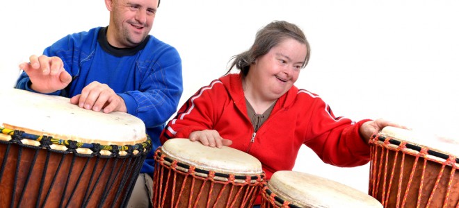 Musicoterapia auxilia crianças com deficiência mental, entre outras indicações. Foto: Shutterstock