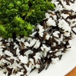 arroz selvagem e integral com brocolis e