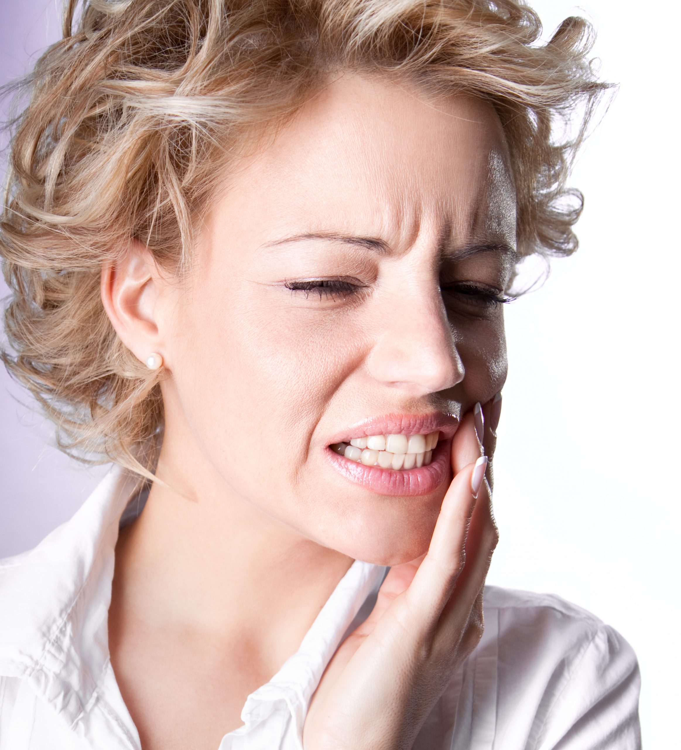Зубная боль лечение в домашних условиях. Болит зуб. Боль в зубе.