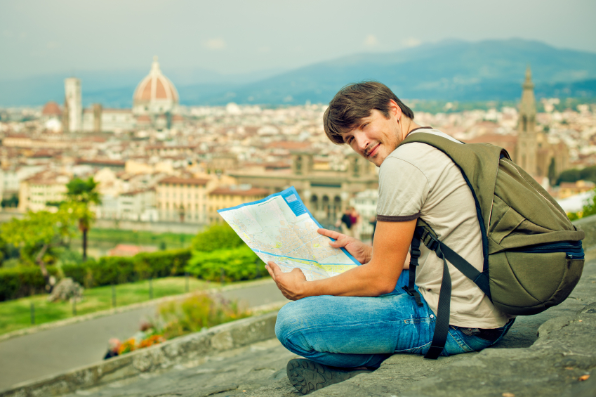 He is travelling. Мужчина турист в городе. Как заработать деньги в Италии туристу. He was a student in Florence. 10 Советов на английском путешественникам в Италии.