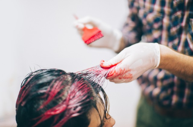 Quem quer pintar os cabelos com cores coloridas pode apostar em técnicas diferentes. Foto: iStock, Getty Images
