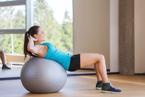 A bola suíça é muito usada nas academias para fazer exercícios que fortalecem o abdômen. Foto: Shutterstock