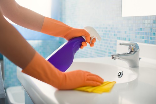 O uso de luvas ao lidar com produtos de limpeza é útil para preservar a saúde das unhas. Foto: Shutterstock