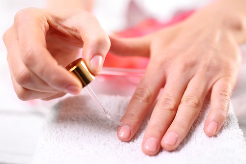 Aplicar uma base antes do esmalte colorido ajuda a evitar o amarelamento das unhas. Foto: Shutterstock