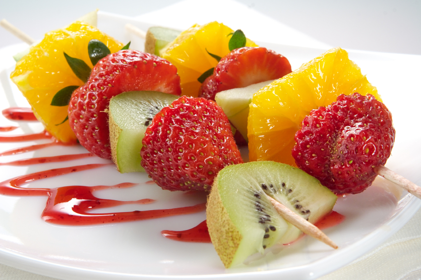 Espetinhos de frutas para a sobremesa.