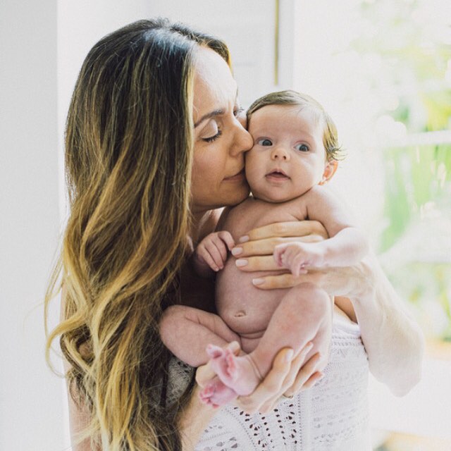 Flavia Monteiro posa com a filha nos braços. Foto: Instagram, Reprodução