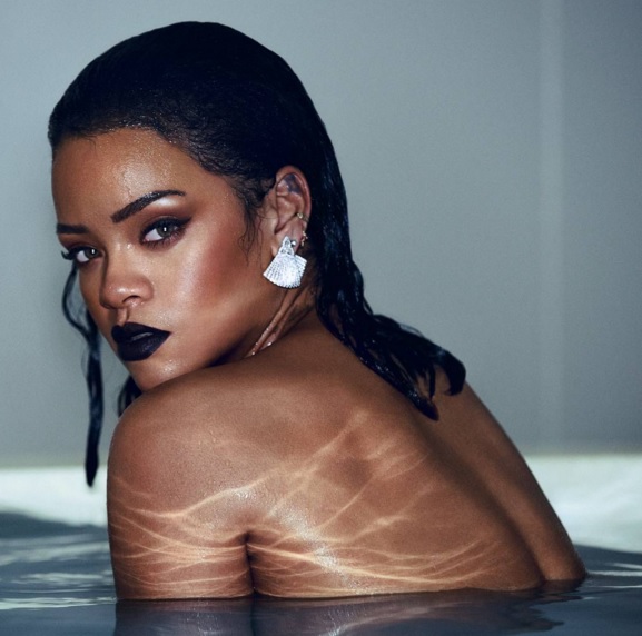 Rihanna com batom preto
