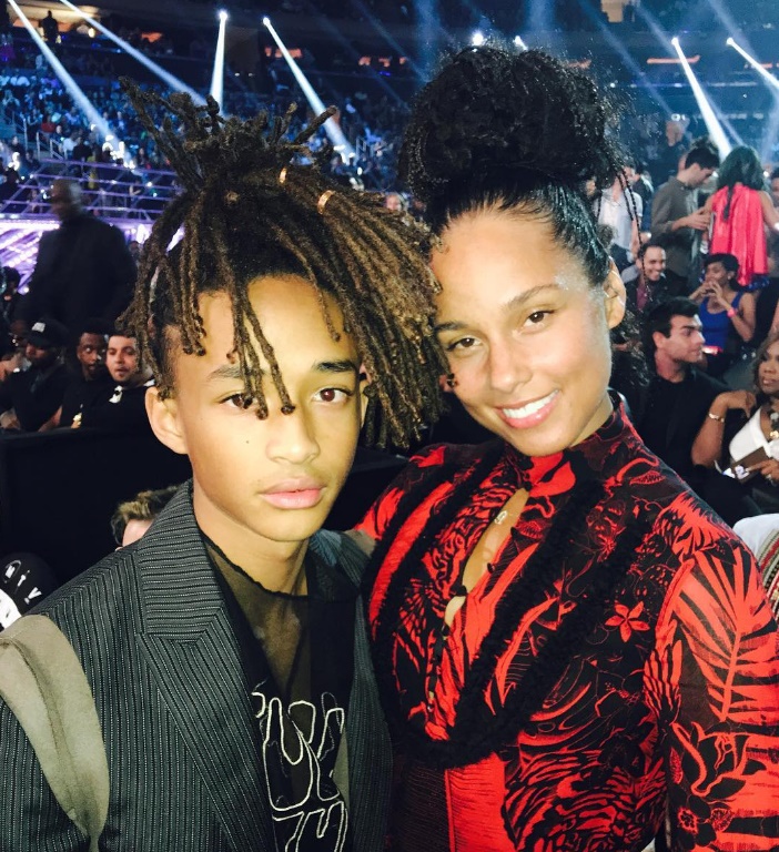 Alicia Keys, ao lado de Jaden Smith, exibindo seu visual 100% natural. (Foto: Instagram)
