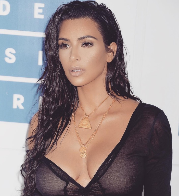 Kim Kardashian apostou nos cabelos com aparência de molhado. (Foto: Instagram)
