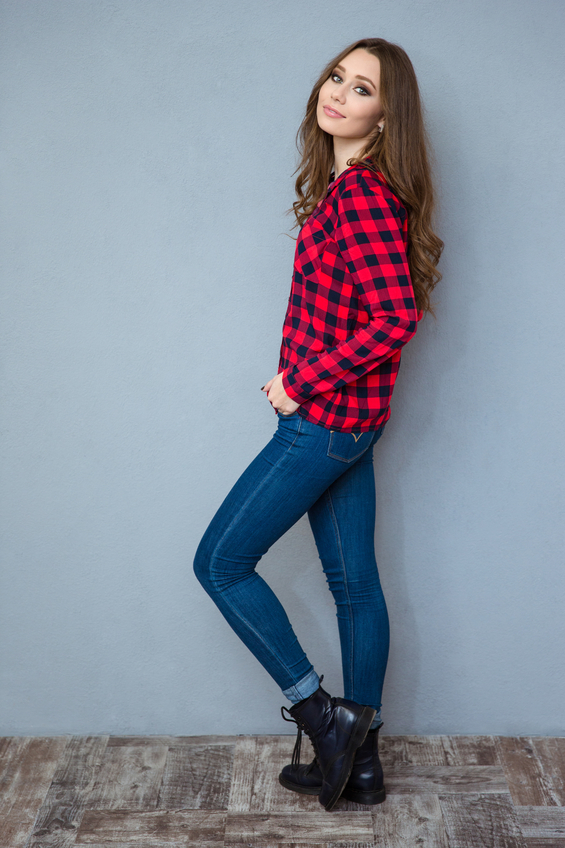 Jeans, camisa de flanela xadrez e coturno compõem o estilo grunge (Foto: Istock)