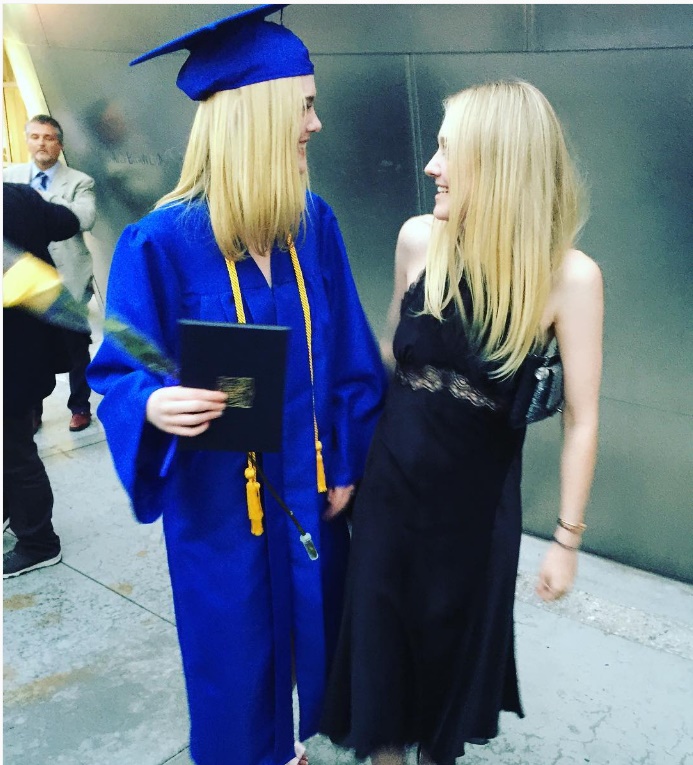 As irmãs Dakota e Elle, desde novas, estrelam filmes de sucesso. (Foto: Instagram)