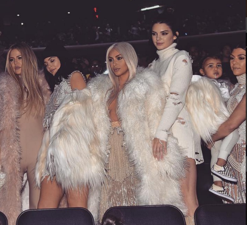 Você pode não gostar, mas é inegável que as Kardashian/Jenner são as irmãs mais famosas do mundo atualmente. (Foto: Instagram) 