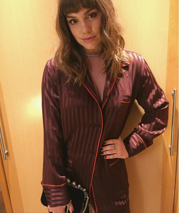 A atriz Alice Wegmann escolheu um look no estilo roupa de dormir para lançar a novela "A lei do amor". (Foto: Instagram)
